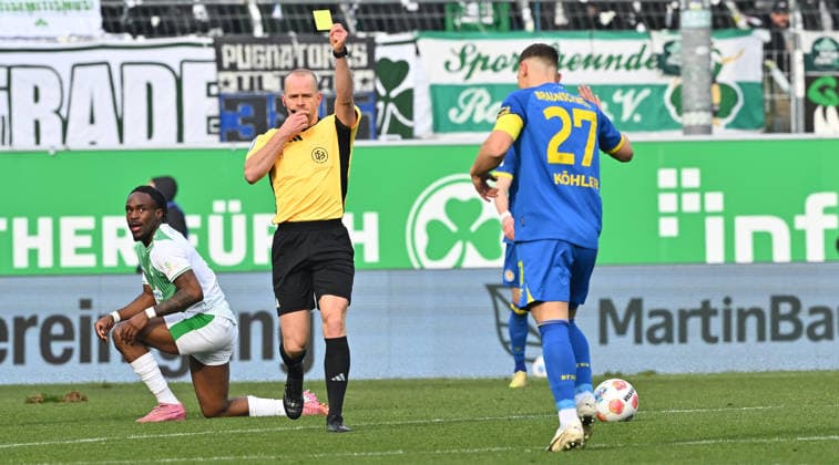 24 01 2026 Soccer Season 2025 2026 2 Soccer Bundesliga 19 Matchday SpVgg Greuther Fürth SGF Kleeblatt Eintracht Braunschweig BTSV EBS Sportfoto Zink xwoxzix DFL regulations prohibit any use of photographs as image sequences and or quasi video only for editorial use Patrick Schwengers Referee shows Sven Köhler Köhler 27, Eintracht Braunschweig BTSV EBS yellow card yellow