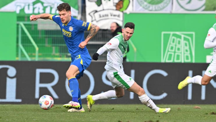 24 01 2026 Soccer Season 2025 2026 2 Soccer Bundesliga 19 Matchday SpVgg Greuther Fürth SGF Kleeblatt Eintracht Braunschweig BTSV EBS Sportfoto Zink xwoxzix DFL regulations prohibit any use of photographs as image sequences and or quasi video only for editorial use Kevin Ehlers 21, Eintracht Braunschweig BTSV EBS Branimir Hrgota 10, SpVgg Greuther Fürth