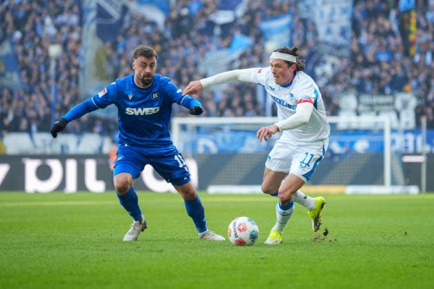 Soccer 2 Bundesliga, Matchday 19, Karlsruher SC Hertha BSC on 24 01 2026 in Karlsruhe BBBank Wildpark , Germany, Season 2025 2026 DFB DFL REGULATIONS PROHIBIT ANY USE OF PHOTOGRAPHS as IMAGE SEQUENCES and or QUASI VIDEO Fabian Reese 11, BSC in duel with Philipp Förster 11, KSC Karlsruhe BBBank Wildpark Germany Copyright: xChristophxKinzingerx