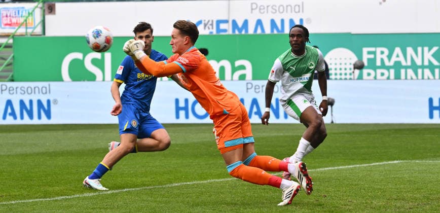 24 01 2026 Soccer Season 2025 2026 2 Soccer Bundesliga 19 Matchday SpVgg Greuther Fürth SGF Kleeblatt Eintracht Braunschweig BTSV EBS Sportfoto Zink xwoxzix DFL regulations prohibit any use of photographs as image sequences and or quasi video only for editorial use Ron Thorben Hoffmann 1, Eintracht Braunschweig BTSV EBS ä fends off Noel Futkeu 9, SpVgg Greuther Fürth