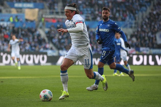 Reese Fabian Hertha BSC, 11 on the ball pursued by Philipp Foerster Karlsruher SC, 11 , Karlsruher SC vs Hertha BSC, 2 Bundesliga, 19 Matchday, 2025 2026, 24 01 2026, DFL REGULATES PROHIBIT ANY USE OF PHOTOGRAPHS AS IMAGE SEQUENCES AND OR QUASI VIDEO, Karlsruher SC vs Hertha BSC, 2 Bundesliga, 19 Matchday, 2025 2026, 24 01 2026 Karlsruhe Copyright: xEibner-Pressefoto JanxPrihodax EP_JPA