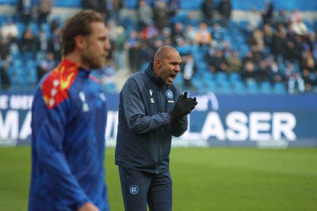 Daniel Gordon Karlsruher SC, Co Trainer heats up the players while warming up before the game, Karlsruher SC vs Hertha BSC, 2 Bundesliga, Matchday 19, 2025 2026, 24 01 2026, DFL REGULATIONS PROHIBIT ANY USE OF PHOTOGRAPHS AS IMAGE SEQUENCES AND OR QUASI VIDEO, Karlsruher SC vs Hertha BSC, 2 Bundesliga, Matchday 19, 2025 2026, 24 01 2026 Karlsruhe Copyright: xEibner-Pressefoto JanxPrihodax EP_JPA