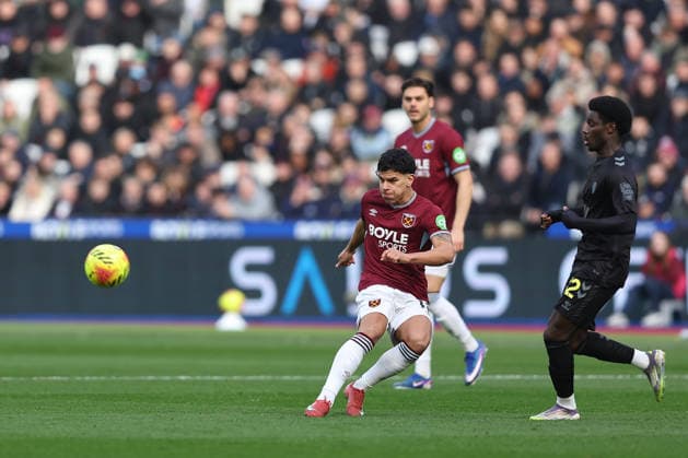 24th January 2026; London Stadium, London, England; Premier League Football, West Ham United versus Sunderland; Mateus Fernandes of West Ham United passes the ball  KatiexChan Content restricted for UK based newspaper