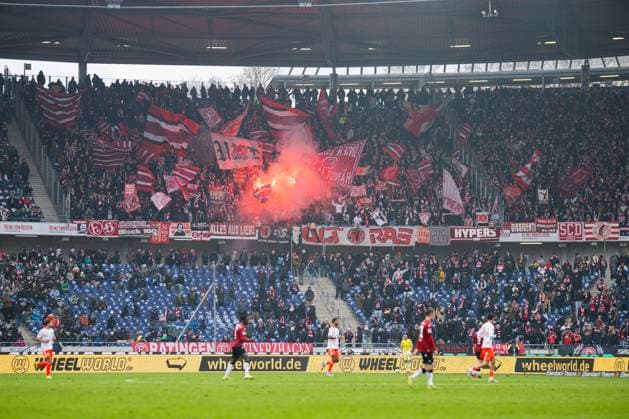 24 01 2026 Soccer, 2025 2026, 2 Bundesliga, Matchday 19, Hannover 96 Fortuna Düsseldorf Fans Düsseldorf with pyrotechnics DFL REGULATIONS PROHIBIT ANY USE OF PHOTOGRAPHS AS IMAGE SEQUENCES AND OR QUASI VIDEO