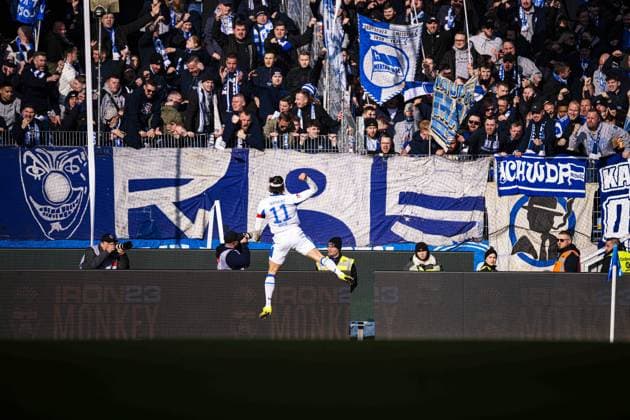 11 Karlsruher SC cheers with a raised fist in front of the cheering fans Cheering after a goal Copyright: xspeedshotx
