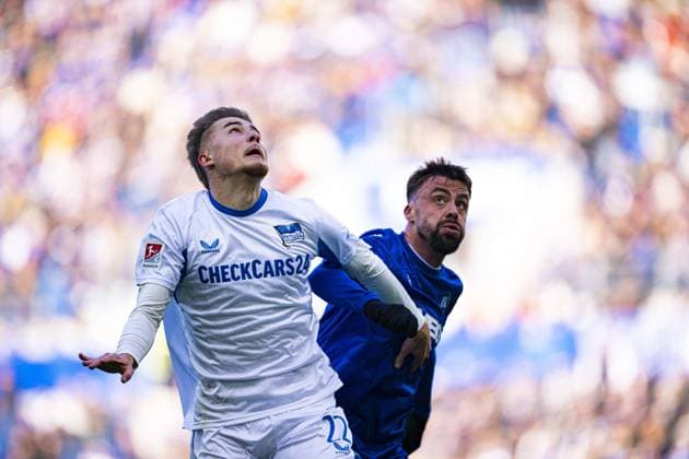 Marten Winkler 22 Hertha BSC in aerial duel with Philipp Förster 18 Karlsruher SC for the ball Aerial duel for the ball Copyright: xspeedshotx