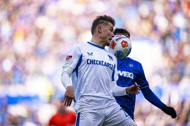 Sebastian Jung 2 Karlsruher SC in a header duel with Jon Dagur Thorsteinsson 24 Hertha BSC header duel in the match Copyright: xspeedshotx