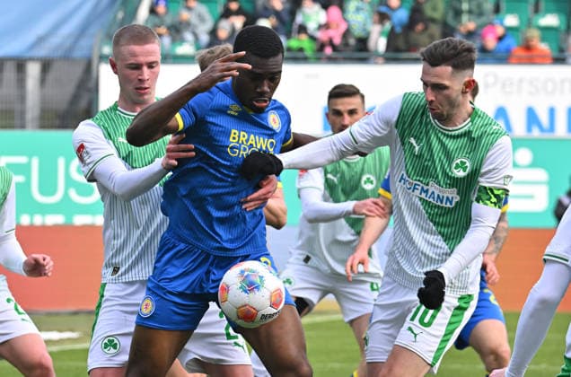 24 01 2026 Soccer Season 2025 2026 2 Soccer Bundesliga 19 Matchday SpVgg Greuther Fürth SGF Kleeblatt Eintracht Braunschweig BTSV EBS Sportfoto Zink MeZi xmexzix DFL regulations prohibit any use of photographs as image sequences and or quasi video only for editorial use Patrick Nkoa 3, Eintracht Braunschweig BTSV EBS in front of Brynjar Ingi Bjarnason 25, SpVgg Greuther Fürth, left Branimir Hrgota 10, SpVgg Greuther Fürth, right