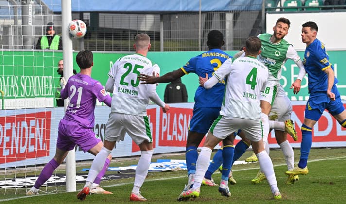 24 01 2026 Soccer Season 2025 2026 2 Soccer Bundesliga 19 Matchday SpVgg Greuther Fürth SGF Kleeblatt Eintracht Braunschweig BTSV EBS Sportfoto Zink MeZi xmexzix DFL regulations prohibit any use of photographs as image sequences and or quasi video only for editorial use Pfostentreffer für Braunschweig Timo Schlieck 21, SpVgg Greuther Fürth Brynjar Ingi Bjarnason 25, SpVgg Greuther Fürth Patrick Nkoa 3, Eintracht Braunschweig BTSV EBS Philipp Ziereis 4, SpVgg Greuther Fürth Felix Higl 18, SpVgg Greuther Fürth Erencan Yardimci 9, Eintracht Braunschweig BTSV EBS, right