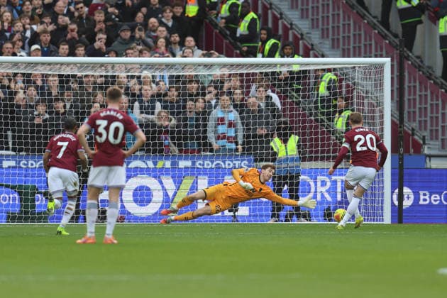Jarrod Bowen of West Ham United scores a penalty during the Premier League match between West Ham United and Sunderland at London Stadium in London, England (Photo by Alexander Canillas Sports Press Photo) Copyright: xAlexanderxCanillas SPPx Sportspressphoto_SPR84815