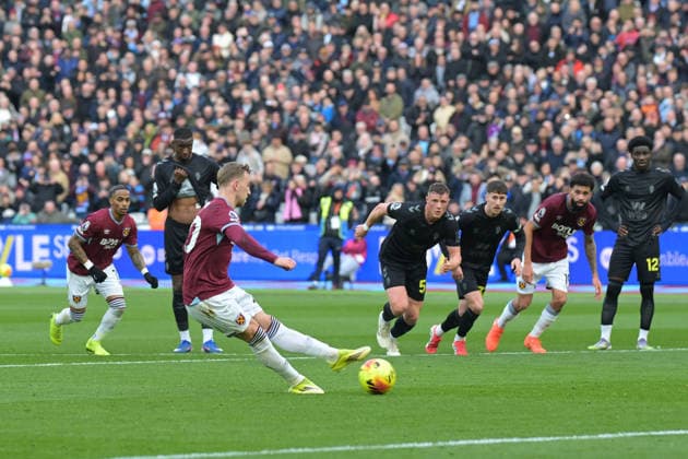 West Ham vs Sunderland Premier League GOAL Jarrod Bowen of West Ham United scores the second goal from the penalty spot. during the West Ham vs Sunderland, Premier League match at the London Stadium Stratford. London The London Stadium UK Copyright: xMartinxDaltonx WestHam_Sunderland_240126_MD_128