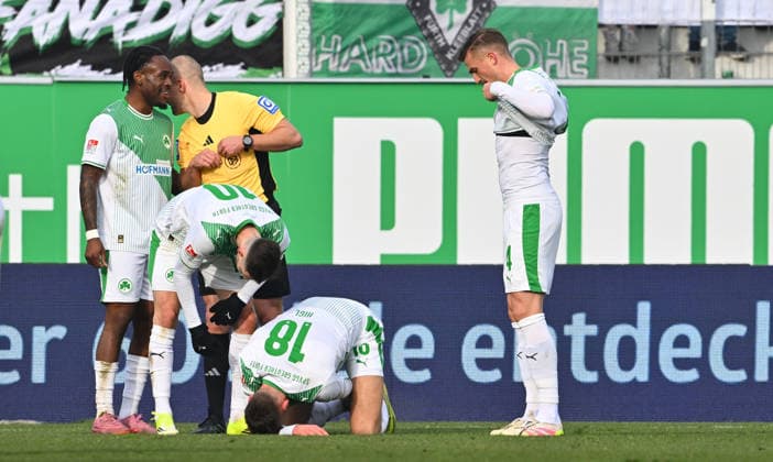 24 01 2026 Soccer Season 2025 2026 2 Soccer Bundesliga 19 Matchday SpVgg Greuther Fürth SGF Kleeblatt Eintracht Braunschweig BTSV EBS Sportfoto Zink xwoxzix DFL regulations prohibit any use of photographs as image sequences and or quasi video only for editorial use Felix Higl 18, SpVgg Greuther Fürth battered on the ground