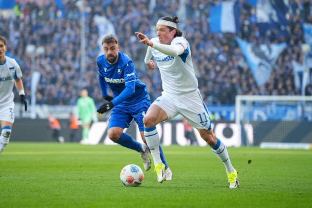 Soccer 2 Bundesliga, Matchday 19, Karlsruher SC Hertha BSC on 24 01 2026 in Karlsruhe BBBank Wildpark , Germany, Season 2025 2026 DFB DFL REGULATIONS PROHIBIT ANY USE OF PHOTOGRAPHS as IMAGE SEQUENCES and or QUASI VIDEO In focus Fabian Reese 11, BSC wins the duel with Philipp Förster 11, KSC Karlsruhe BBBank Wildpark Germany Copyright: xChristophxKinzingerx