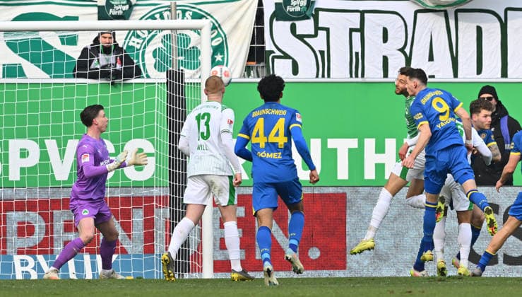 24 01 2026 Soccer Season 2025 2026 2 Soccer Bundesliga 19 Matchday SpVgg Greuther Fürth SGF Kleeblatt Eintracht Braunschweig BTSV EBS Sportfoto Zink xwoxzix DFL regulations prohibit any use of photographs as image sequences and or quasi video only for editorial use Header Erencan Yardimci 9, Eintracht Braunschweig BTSV EBS to post Timo Schlieck 21, SpVgg Greuther Fürth Chance Torchance