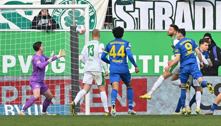 24 01 2026 Soccer Season 2025 2026 2 Soccer Bundesliga 19 Matchday SpVgg Greuther Fürth SGF Kleeblatt Eintracht Braunschweig BTSV EBS Sportfoto Zink xwoxzix DFL regulations prohibit any use of photographs as image sequences and or quasi video only for editorial use Header Erencan Yardimci 9, Eintracht Braunschweig BTSV EBS to post Timo Schlieck 21, SpVgg Greuther Fürth Chance Torchance