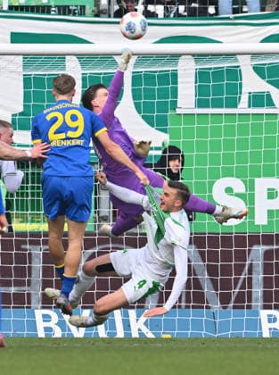 24 01 2026 Soccer Season 2025 2026 2 Soccer Bundesliga 19 Matchday SpVgg Greuther Fürth SGF Kleeblatt Eintracht Braunschweig BTSV EBS Sportfoto Zink xwoxzix DFL regulations prohibit any use of photographs as image sequences and or quasi video only for editorial use Lukas Frenkert 29, Eintracht Braunschweig BTSV EBS Philipp Ziereis 4, SpVgg Greuther Fürth Timo Schlieck 21, SpVgg Greuther Fürth