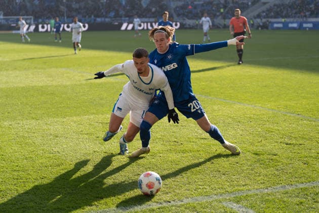 24 01 2026, xhfmx, Soccer 2 Bundesliga, Karlsruher SC Hertha BSC Berlin v l Michael Cuisance Hertha BSC and David Herold Karlsruher SC in a duel DFL DFB REGULATIONS PROHIBIT ANY USE OF PHOTOGRAPHS as IMAGE SEQUENCES and or QUASI VIDEO Karlsruhe