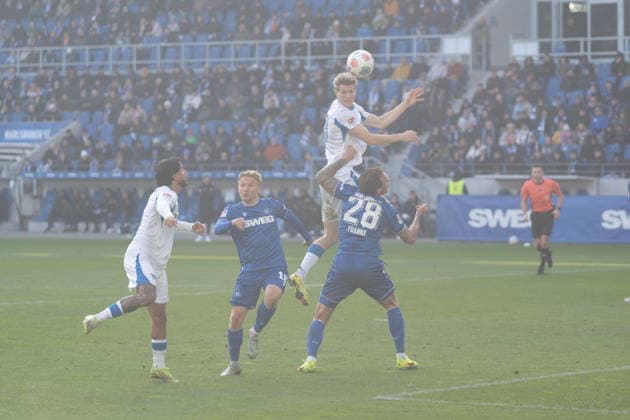 24 01 2026, xhfmx, Soccer 2 Bundesliga, Karlsruher SC Hertha BSC Berlin Luca Schuller Hertha BSC misses by head DFL DFB REGULATIONS PROHIBIT ANY USE OF PHOTOGRAPHS as IMAGE SEQUENCES and or QUASI VIDEO Karlsruhe