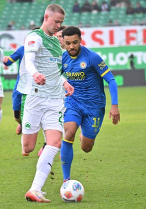 24 01 2026 Soccer Season 2025 2026 2 Soccer Bundesliga 19 Matchday SpVgg Greuther Fürth SGF Kleeblatt Eintracht Braunschweig BTSV EBS Sportfoto Zink MeZi xmexzix DFL regulations prohibit any use of photographs as image sequences and or quasi video only for editorial use Brynjar Ingi Bjarnason 25, SpVgg Greuther Fürth Leon Bell Bell 19, Eintracht Braunschweig BTSV EBS, rechts