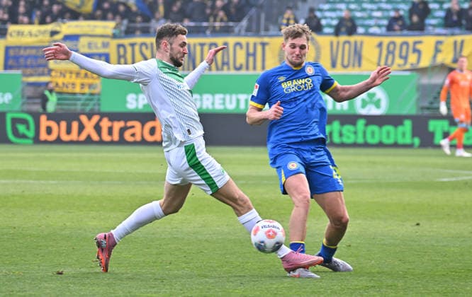 24 01 2026 Soccer Season 2025 2026 2 Soccer Bundesliga 19 Matchday SpVgg Greuther Fürth SGF Kleeblatt Eintracht Braunschweig BTSV EBS Sportfoto Zink MeZi xmexzix DFL regulations prohibit any use of photographs as image sequences and or quasi video only for editorial use Dennis Srbeny 7, SpVgg Greuther Fürth Lukas Frenkert 29, Eintracht Braunschweig BTSV EBS, rechts