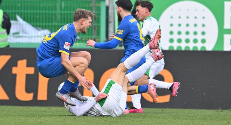 24 01 2026 Soccer Season 2025 2026 2 Soccer Bundesliga 19 Matchday SpVgg Greuther Fürth SGF Kleeblatt Eintracht Braunschweig BTSV EBS Sportfoto Zink xwoxzix DFL regulations prohibit any use of photographs as image sequences and or quasi video only for editorial use Lukas Frenkert 29, Eintracht Braunschweig BTSV EBS Dennis Srbeny 7, SpVgg Greuther Fürth