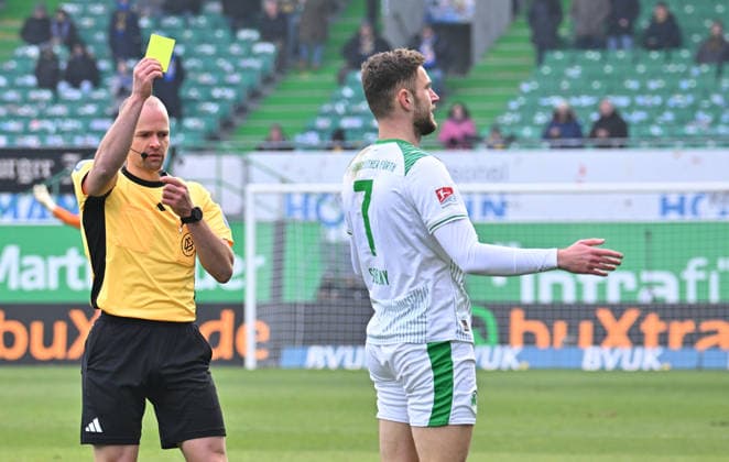 24 01 2026 Soccer Season 2025 2026 2 Soccer Bundesliga 19 Matchday SpVgg Greuther Fürth SGF Kleeblatt Eintracht Braunschweig BTSV EBS Sportfoto Zink MeZi xmexzix DFL regulations prohibit any use of photographs as image sequences and or quasi video only for editorial use Patrick Schwengers Referee shows Dennis Srbeny 7, SpVgg Greuther Fürth yellow card yellow