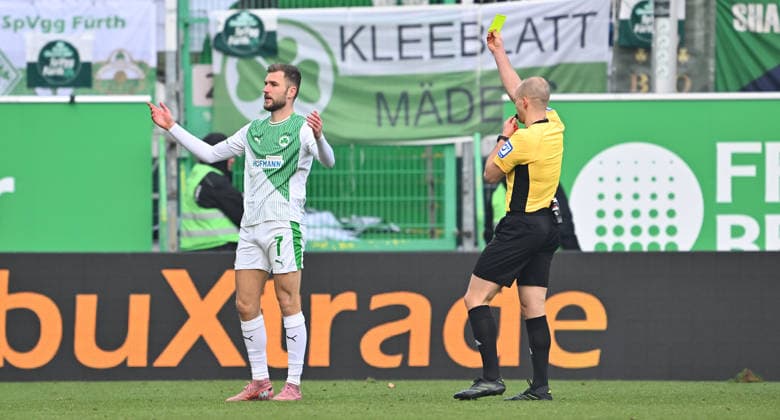 24 01 2026 Soccer Season 2025 2026 2 Soccer Bundesliga 19 Matchday SpVgg Greuther Fürth SGF Kleeblatt Eintracht Braunschweig BTSV EBS Sportfoto Zink xwoxzix DFL regulations prohibit any use of photographs as image sequences and or quasi video only for editorial use Patrick Schwengers Referee shows Dennis Srbeny 7, SpVgg Greuther Fürth ä yellow card yellow