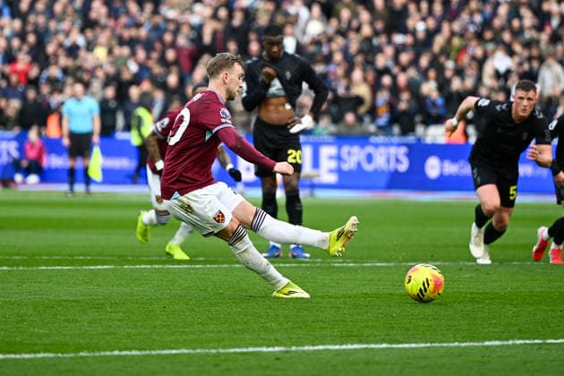 West Ham United v Sunderland, Premier League **GOAL** West Ham United forward Jarrod Bowen (20) takes a penalty and GOAL scores 2-0 during the Premier League match between West Ham United and Sunderland at the London Stadium, London, UK on 24 January 2026. London London Stadium UK Editorial use only DataCo restrictions apply See www.football-dataco.com , Copyright: xSimonxTraylenx PSI-23617-0031