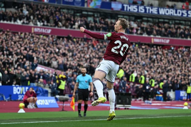 West Ham United v Sunderland, Premier League **GOAL** West Ham United forward Jarrod Bowen (20) takes a penalty and GOAL scores 2-0 and celebrates during the Premier League match between West Ham United and Sunderland at the London Stadium, London, UK on 24 January 2026. London London Stadium UK Editorial use only DataCo restrictions apply See www.football-dataco.com , Copyright: xSimonxTraylenx PSI-23617-0038