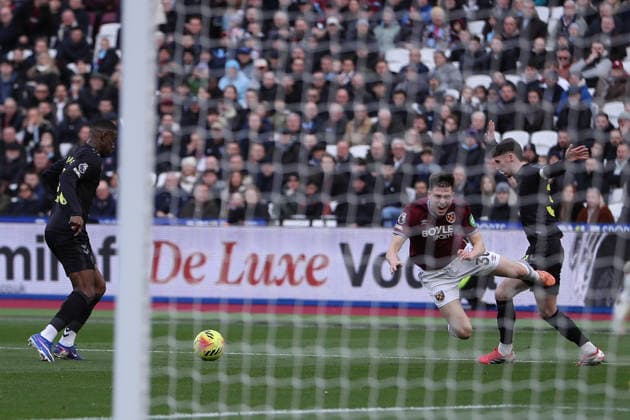 24th January 2026; London Stadium, London, England; Premier League Football, West Ham United versus Sunderland; Ollie Scarles of West Ham United is fouled by Trai Hume of Sunderland for a penalty kick  KatiexChan Content restricted for UK based newspaper