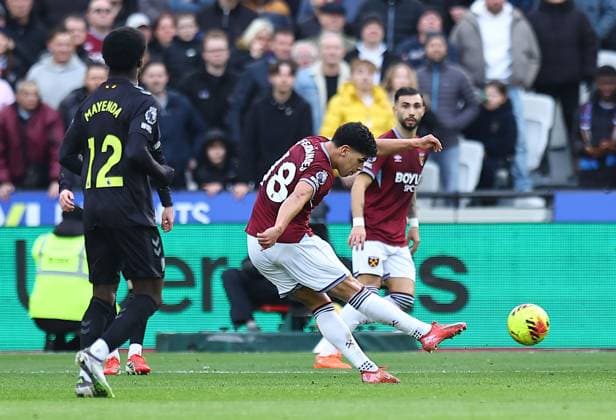 Mateus Fernandes of West Ham United scores their sides third goal West Ham United v Sunderland, Premier League, Football, London Stadium, London, UK - 24 Jan 2026London London Stadium United Kingdom EDITORIAL USE ONLY No use with unauthorised audio, video, data, fixture lists, club league logos or live services. Online in-match use limited to 120 images, no video emulation. No use in betting, games or single club league player publications. Copyright: xMichaelxZemanek Shutterstockx 16422193m