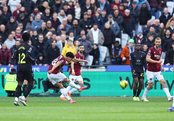 Mateus Fernandes of West Ham United scores their sides third goal West Ham United v Sunderland, Premier League, Football, London Stadium, London, UK - 24 Jan 2026London London Stadium United Kingdom EDITORIAL USE ONLY No use with unauthorised audio, video, data, fixture lists, club league logos or live services. Online in-match use limited to 120 images, no video emulation. No use in betting, games or single club league player publications. Copyright: xMichaelxZemanek Shutterstockx 16422193n