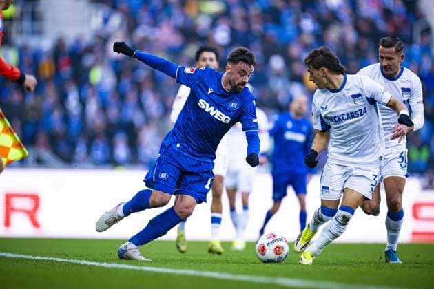 Philipp Förster 18 Karlsruher SC with ball, while 3 Hertha BSC and Ibrahim Maza 30 Hertha BSC defend ball control and tackle Copyright: xspeedshotx