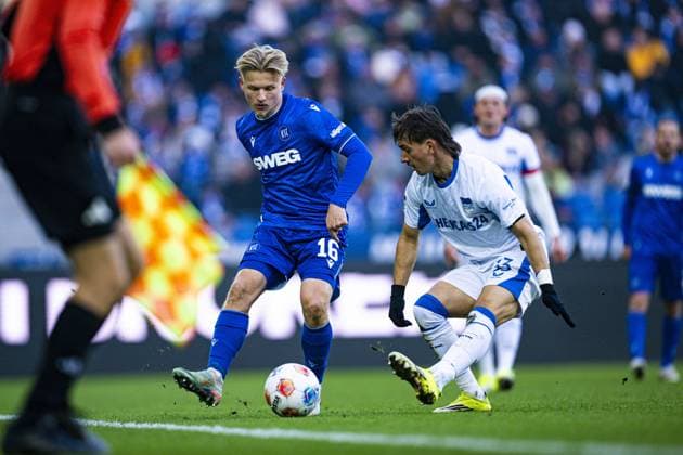 Andreas Müller 16 Karlsruher SC with the ball while a Hertha BSC player defends Ball control and tackle Copyright: xspeedshotx