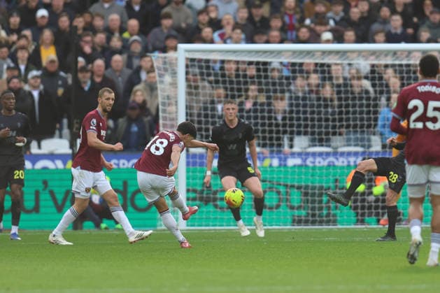 Matheus Fernandes of West Ham United scores a long distance goal during the Premier League match between West Ham United and Sunderland at London Stadium in London, England (Photo by Alexander Canillas Sports Press Photo) Copyright: xAlexanderxCanillas SPPx Sportspressphoto_SPR84877