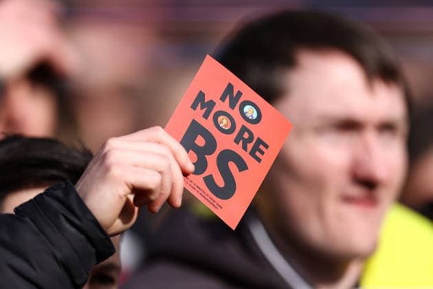 West Ham United gegen Sunderland 24. Januar 2026, London Premier League Fußball West Ham United gegen Sunderland West Ham-Fans halten Karten aus Protest gegen ihre Besitzer hoch Foto Jacques Feeney Offside London UK  Copyright: xJacquesxFeeneyx xOffsidexOffside