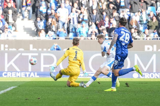 2 Bundesliga, Karlsruher SC vs Hertha BSC, 24 01 2026 Chance for Luca Schuler Hertha BSC, 18 vs Hans Christian Bernat Karlsruher SC, 1 2 Bundesliga, Karlsruher SC vs Hertha BSC, BBBank Wildpark Karlsruhe, 24 01 2026 DFB DFL REGULATIONS PROHIBIT ANY USE OF PHOTOGRAPHS AS IMAGE SEQUENCES AND OR QUASI VIDEO Copyright: xBEAUTIFULxSPORTS Boscox