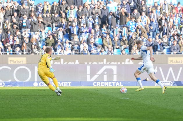 2 Bundesliga, Karlsruher SC vs Hertha BSC, 24 01 2026 Chance for Luca Schuler Hertha BSC, 18 vs Hans Christian Bernat Karlsruher SC, 1 2 Bundesliga, Karlsruher SC vs Hertha BSC, BBBank Wildpark Karlsruhe, 24 01 2026 DFB DFL REGULATIONS PROHIBIT ANY USE OF PHOTOGRAPHS AS IMAGE SEQUENCES AND OR QUASI VIDEO Copyright: xBEAUTIFULxSPORTS Boscox