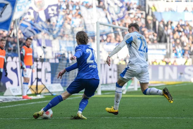 2 Bundesliga, Karlsruher SC vs Hertha BSC, 24 01 2026 duel between David Herold Karlsruher SC, 20 and Marten Winkler Hertha BSC, 22 2 Bundesliga, Karlsruher SC vs Hertha BSC, BBBank Wildpark Karlsruhe, 24 01 2026 DFB DFL REGULATIONS PROHIBIT ANY USE OF PHOTOGRAPHS AS IMAGE SEQUENCES AND OR QUASI VIDEO Copyright: xBEAUTIFULxSPORTS Boscox