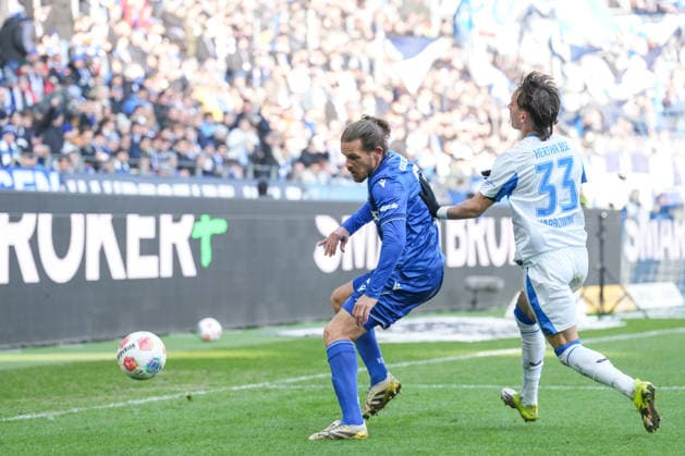 2 Bundesliga, Karlsruher SC vs Hertha BSC, 24 01 2026 duel between Sebastian Jung Karlsruher SC, 2 and Micha Karbownik Hertha BSC, 33 2 Bundesliga, Karlsruher SC vs Hertha BSC, BBBank Wildpark Karlsruhe, 24 01 2026 DFB DFL REGULATIONS PROHIBIT ANY USE OF PHOTOGRAPHS AS IMAGE SEQUENCES AND OR QUASI VIDEO Copyright: xBEAUTIFULxSPORTS Boscox