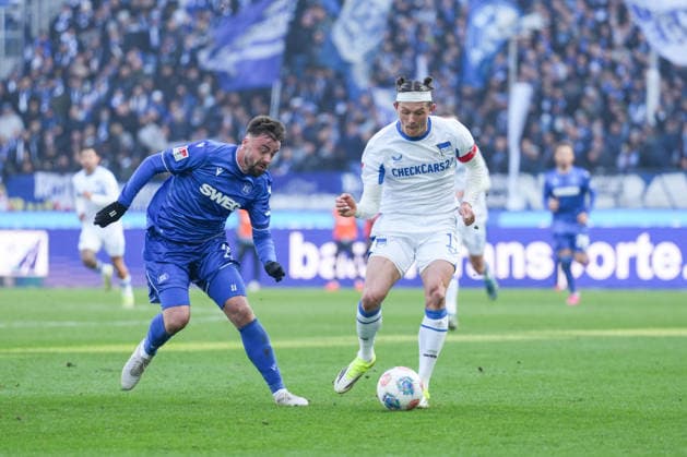 2 Bundesliga, Karlsruher SC vs Hertha BSC, 24 01 2026 duel between Philipp Förster Karlsruher SC, 11 and Fabian Reese Hertha BSC, 11 2 Bundesliga, Karlsruher SC vs Hertha BSC, BBBank Wildpark Karlsruhe, 24 01 2026 DFB DFL REGULATIONS PROHIBIT ANY USE OF PHOTOGRAPHS AS IMAGE SEQUENCES AND OR QUASI VIDEO Copyright: xBEAUTIFULxSPORTS Boscox