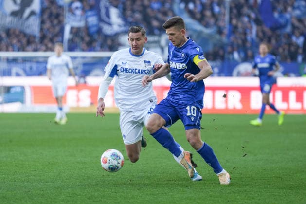 2 Bundesliga, Karlsruher SC vs Hertha BSC, 24 01 2026 duel between Paul Seguin Hertha BSC, 30 and Marvin Wanitzek Karlsruher SC, 10 2 Bundesliga, Karlsruher SC vs Hertha BSC, BBBank Wildpark Karlsruhe, 24 01 2026 DFB DFL REGULATIONS PROHIBIT ANY USE OF PHOTOGRAPHS AS IMAGE SEQUENCES AND OR QUASI VIDEO Copyright: xBEAUTIFULxSPORTS Boscox