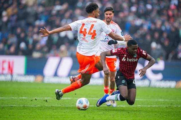 24 01 2026 Football, 2025 2026, 2 Bundesliga, Matchday 19, Hannover 96 Fortuna Düsseldorf L R Elias Egouli Düsseldorf with a foul against Noel Aseko Hannover , which leads to a penalty kick and a yellow red card DFL REGULATIONS PROHIBIT ANY USE OF PHOTOGRAPHS AS IMAGE SEQUENCES AND OR QUASI VIDEO