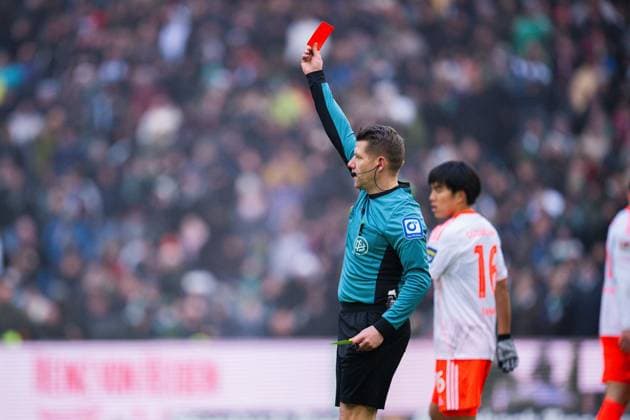 24 01 2026 Soccer, 2025 2026, 2 Bundesliga, Matchday 19, Hannover 96 Fortuna Düsseldorf Patrick Ittrich Referee shows Elias Egouli Düsseldorf the yellow red card DFL REGULATIONS PROHIBIT ANY USE OF PHOTOGRAPHS AS IMAGE SEQUENCES AND OR QUASI VIDEO