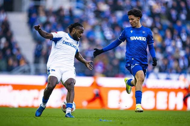 Louey Ben Farhat 19 Karlsruher SC in a duel with Deyovaisio Zeefuik 42 Hertha BSC for the ball Duel for the ball Copyright: xspeedshotx