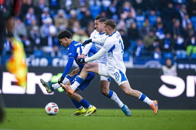 Louey Ben Farhat 19 Karlsruher SC in a duel with 10 Hertha BSC for the ball Intense duel for the ball Copyright: xspeedshotx