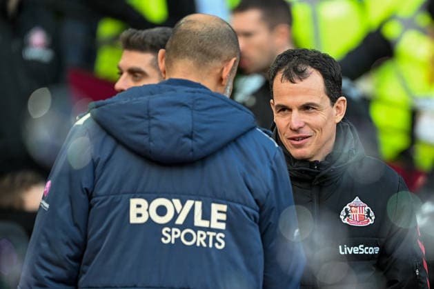 West Ham United v Sunderland, Premier League West Ham United Manager Nuno Espirito Santo (m) and Sunderland manager RÃ gis Le Bris (m) shake hands during the Premier League match between West Ham United and Sunderland at the London Stadium, London, UK on 24 January 2026. London London Stadium UK Editorial use only DataCo restrictions apply See www.football-dataco.com , Copyright: xSimonxTraylenx PSI-23617-0073