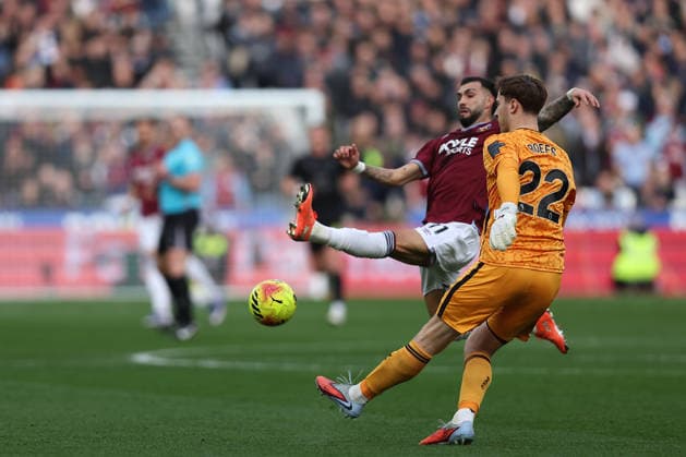 24th January 2026; London Stadium, London, England; Premier League Football, West Ham United versus Sunderland; goalkeeper Robin Roefs of Sunderland clears the ball just in time against an oncoming Taty Castellanos of West Ham United  KatiexChan Content restricted for UK based newspaper