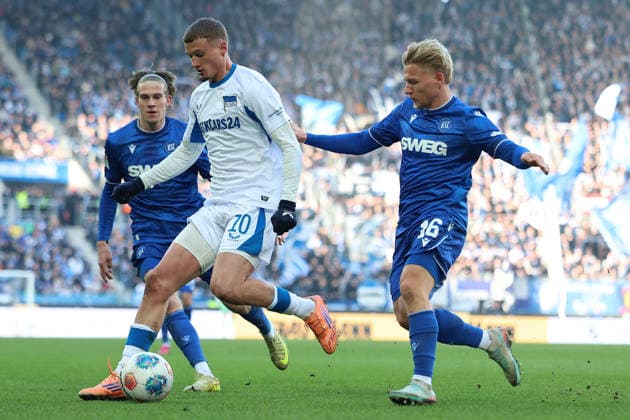 24 01 2026, xrekx, Fußball 2 Bundesliga, Karlsruher SC Hertha BSC Berlin v l David Herold Karlsruher SC Michaël Cuisance Hertha BSC Andreas Müller Mueller Karlsruher SC Zweikampf, Aktion, action, battle for the ball DFL DFB REGULATIONS PROHIBIT ANY USE OF PHOTOGRAPHS as IMAGE SEQUENCES and or QUASI VIDEO Karlsruhe