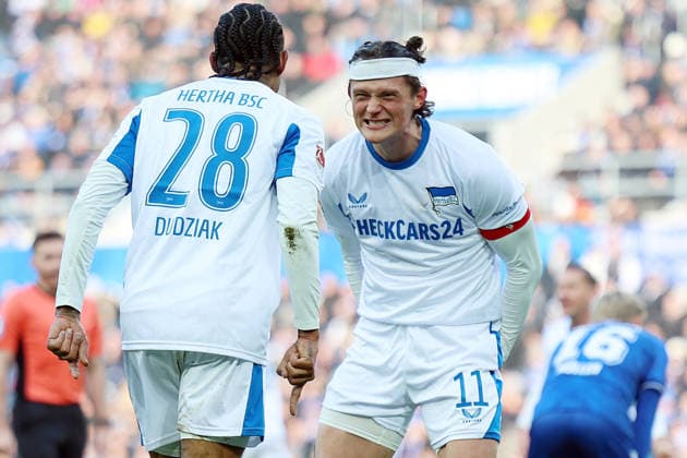 24 01 2026, xrekx, Fußball 2 Bundesliga, Karlsruher SC Hertha BSC Berlin v l Torjubel nach dem Tor zum celebrating the goal celebrate 2 2 durch Jeremy Dudziak Hertha BSC mit Fabian Reese Hertha BSC DFL DFB REGULATIONS PROHIBIT ANY USE OF PHOTOGRAPHS as IMAGE SEQUENCES and or QUASI VIDEO Karlsruhe